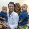 Marcelo Serrado já era pai de Catarina quando sua segunda esposa, Roberta Fernandes, engravidou. O casal teve os gêmeos Felipe e Guilherme, de quase 2 anos