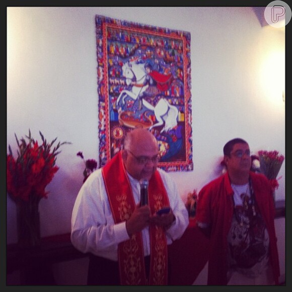 Zeca Pagodinho recebe benção do padre Jorjão