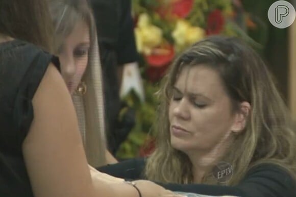 Berenice Martins, viúva de José Rico, foi consolada por amigos e familiates