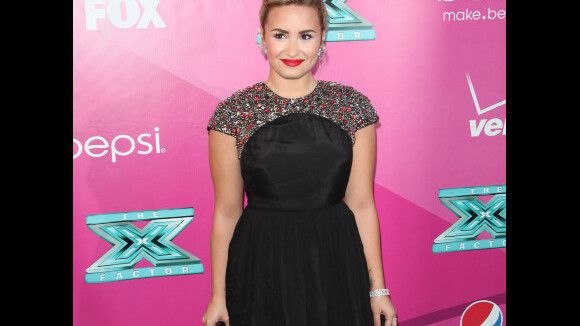 Demi Lovato aparece morena em 'The X Factor'