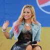Demi Lovato aposta em mechas rosa 