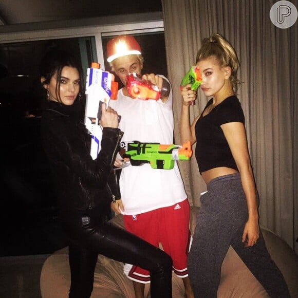Sempre cercado por belas garotas, Justin publicou uma foto em seu Instagram se divertindo com Kendall Jenner, irmã de Kim Kardashian, e Hailey Baldwin