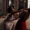 Maria Clara (Andreia Horta) agride Cristina (Leandra Leal) durante a briga, em 'Império'