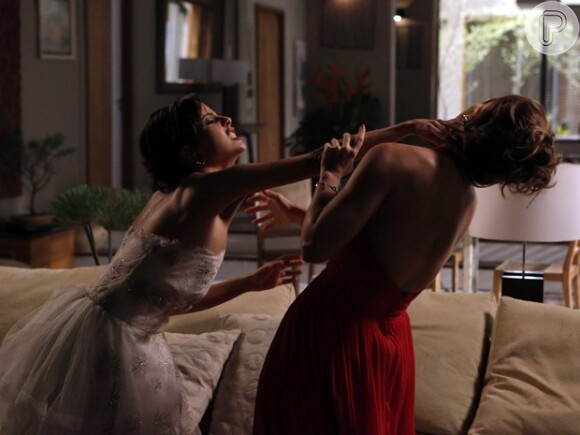 Maria Clara (Andreia Horta) agride Cristina (Leandra Leal) durante a briga, em 'Império'