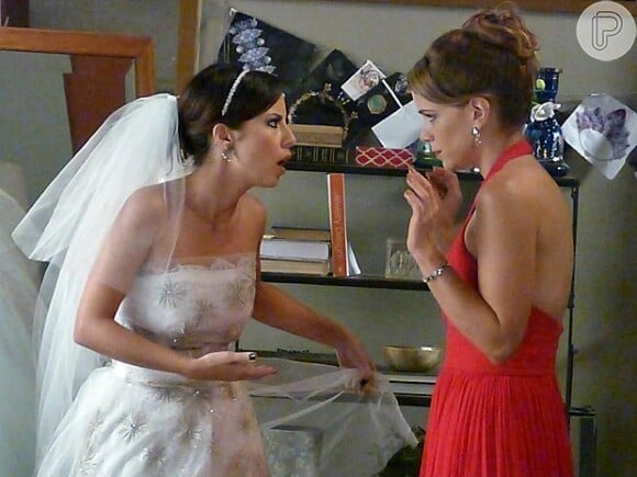 Maria Clara (Andreia Horta) chama Cristina (Leandra Leal) para ajudá-la a se aprontar para o casamento e a loira acaba rasgando seu vestido, em 'Império'