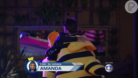 Amanda é cumprimentada por Rafael após vencer a Prova do Líder