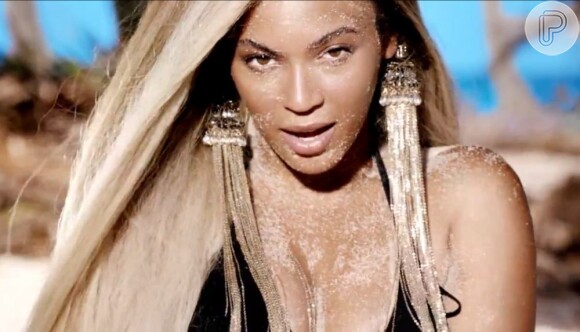 Beyoncé faz coreografia na areia na primeira parte do vídeo
