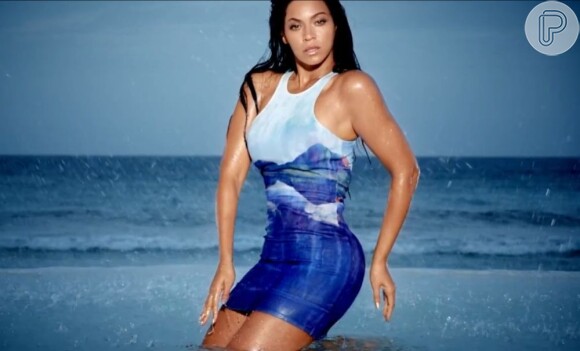Beyoncé aparece morena e com um vestido bem justo ao corpo exibindo a boa forma quando a campanha se refere à água