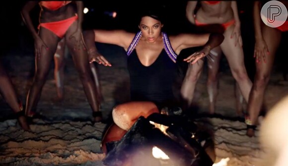 Beyoncé usa um vestido preto com detalhes roxo nas referências ao fogo