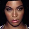 Os cabelos negros ressaltam os olhos esverdeados de Beyoncé no vídeo