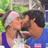 Deborah Secco ao assumir o relacionamento com o surfista Hugo Moura afirmou: 'Estou namorando e muito feliz'