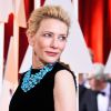 A atriz, de 45 anos, mostra muito glamour na cerimônia do Oscar, no dia 22 de fevereiro de 2015