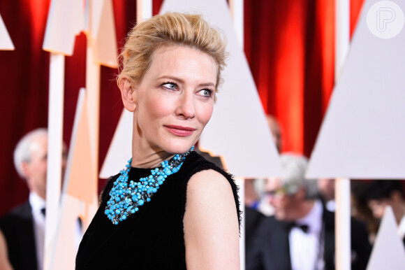A atriz, de 45 anos, mostra muito glamour na cerimônia do Oscar, no dia 22 de fevereiro de 2015