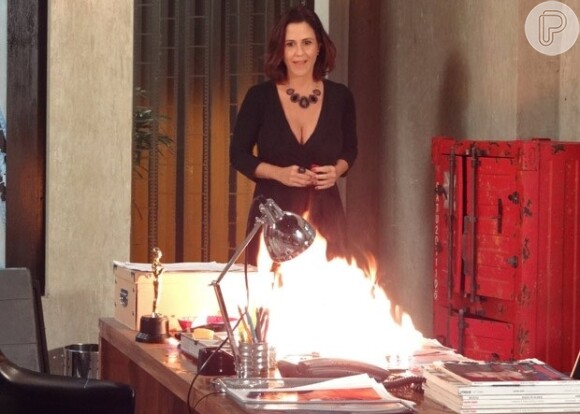 Manoela (Guilhermina Guinle) surta e põe fogo no estúdio de Fábio em 'Guerra dos Sexos', seu final será em um manicômio