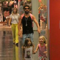 Cauã Reymond passeia com a filha, Sofia, e uma amiguinha em shopping do Rio