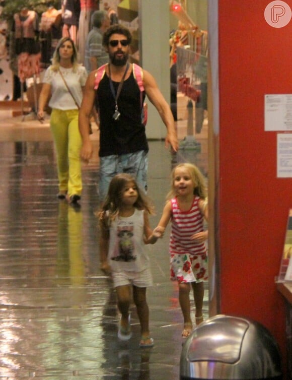 Cauã Reymond passeou com a filha, Sofia, e uma amiguinha por um shopping em São Conrado, na Zona Sul do Rio, na tarde deste sábado, 7 de março de 2015