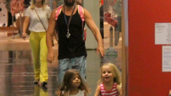 Cauã Reymond passeia com a filha, Sofia, e uma amiguinha em shopping do Rio