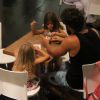Cauã Reymond passeou com a filha, Sofia, e uma amiguinha por um shopping em São Conrado, na Zona Sul do Rio, na tarde deste sábado, 7 de março de 2015. Atencioso, Cauã comprou sorvete para as meninas e brincou de balançá-las pelos braços