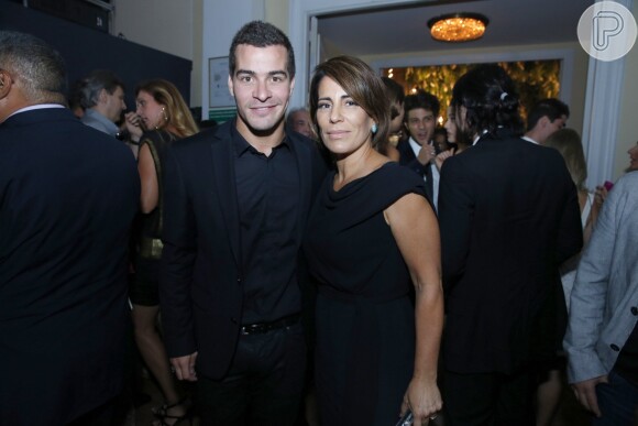Usando vestido Prada, Gloria Pires posa com Thiago Martins, seu par na novela 'Babilônia'