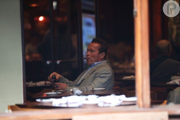 Arnold Schwarzenegger fumou um charuto de R$ 20,00 em um famosa tabacaria do Rio de Janeiro, em 25 de abril de 2013