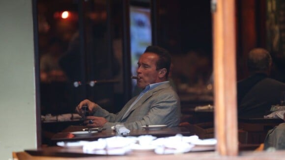 Arnold Schwarzenegger fuma charuto de R$ 20,00 em passeio no Rio
