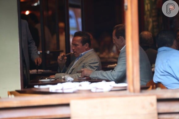 Arnold Schwarzenegger estava acompanhado por mais três pessoas na mesa