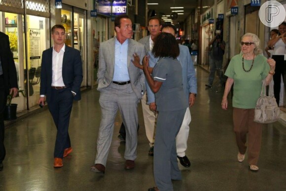 Arnold é abordado por uma senhora em shopping do Rio