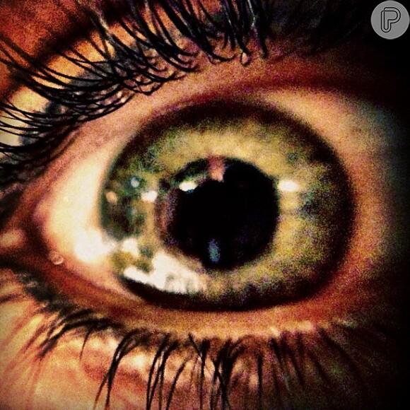 Caio Castro publicou imagem de um dos olhos da namorada e escreveu: 'Meu cafofo!'