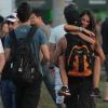 Caio Castro carregou Sabrina Pimpão no colo pelo gramado do Lollapalooza