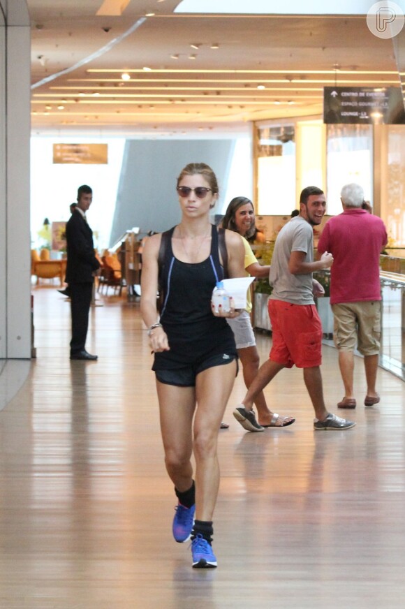 Grazi Massafera usou roupa de academia e óculos escuros para passear em um shopping no Rio