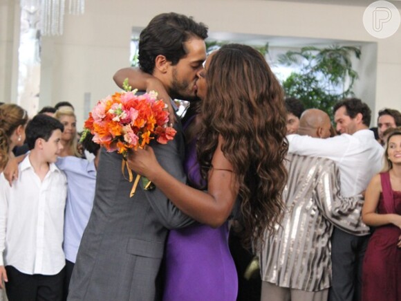 Arnoldão (Raphael Viana) beija Juju (Cris Vianna) e diz que o destino dela é se casar com ele, em 'Império'