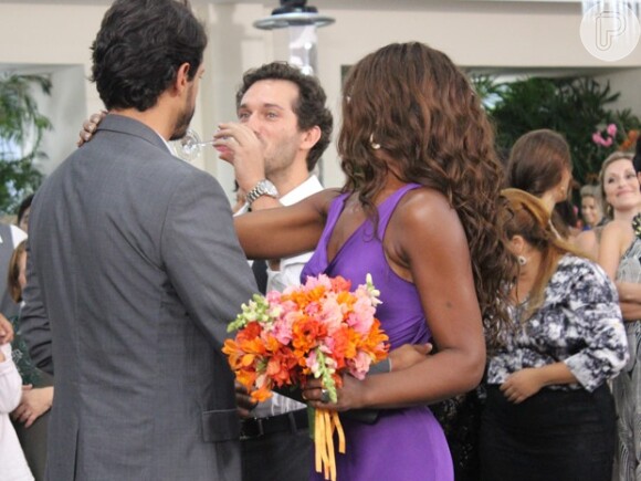 Juliane (Cris Vianna) pega o buquê de Cristina (Leandra Leal) e Orville (Paulo Rocha) avisa a Arnoldão (Raphael Viana) que ela já é casada, em 'Império'
