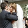Casados, Cristina (Leandra Leal) e Vicente (Rafael Cardoso) se beijam, em 'Império'