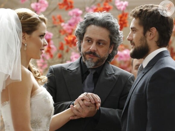 Cristina (Leandra Leal) se casa com Vicente (Rafael Cardoso) no lugar de Maria Clara (Andreia Horta) e José Alfredo (Alexandre Nero) a conduz até o noivo, em 'Império'