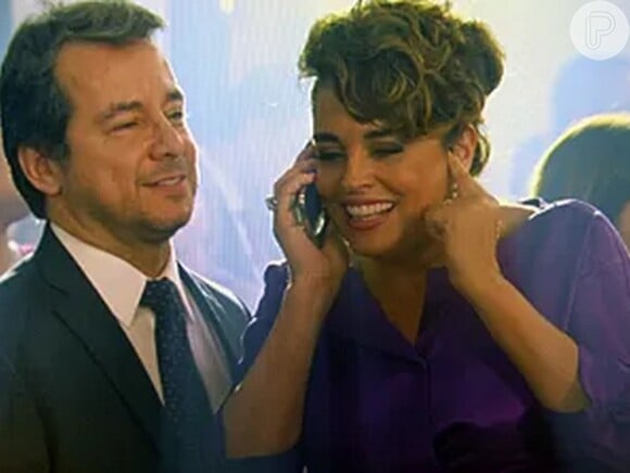 Beatriz (Suzy Rêgo) recebe uma ligação de Maria Clara (Andreia Horta) durante o casamento de Cristina (Leandra Leal) e Vicente (Rafael Cardoso), em 'Império'