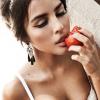 Yanna Lavigne, namorada de Bruno Gissoni, posa comendo um tomate para as lentes do fotógrafo André Nicolau