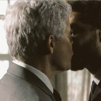 Novela 'Império': Cláudio e Leonardo dão beijo gay e causam repercussão na rede