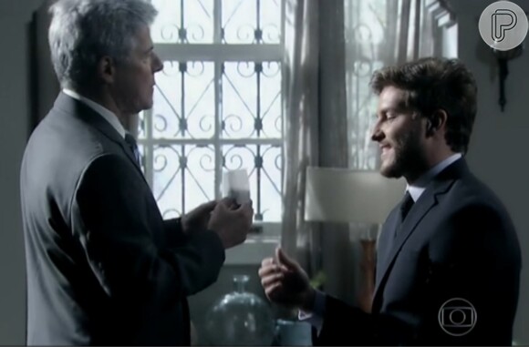 Cláudio (José Mayer) dá um cheque a Léo (Klebber Toledo), para cobrir suas despesas, em cena de 'Império'