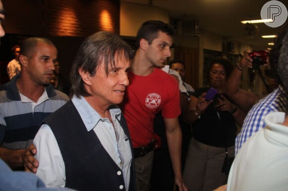 Roberto Carlos chega ao teatro cercado por seguranças