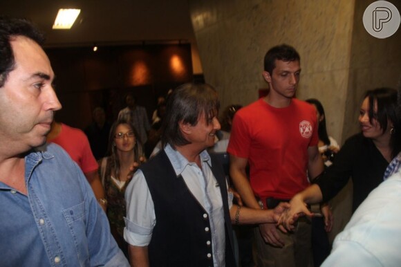 Roberto Carlos aperta mão de fã ao chegar ao teatro