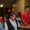 Roberto Carlos sorri com o assédio dos fãs