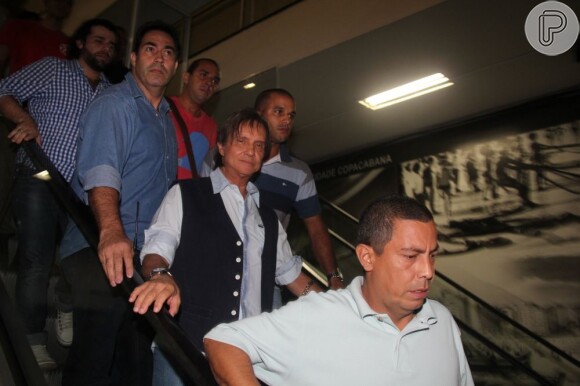 Roberto Carlos causa tumulto ao chegar ao Theatro Net, no Rio
