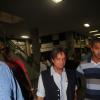 Roberto Carlos caminha ao lado de seguranças