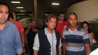 Roberto Carlos causa tumulto ao assistir a peça 'Tim Maia Vale Tudo - O Musical'