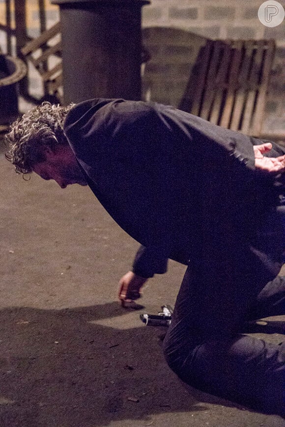 Beleado, José Alfredo (Alexandre Nero) cai no chão, na novela 'Império'