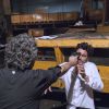 José Alfredo (Alexandre Nero) dá uma coronhada na cabeça do filho e o deixa desacordado, na novela 'Império'