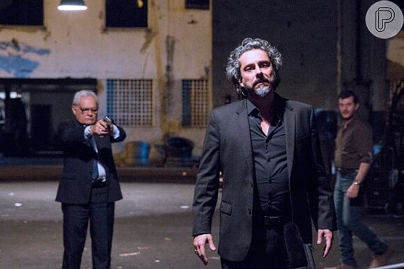 Silviano (Othon Bastos) tenta matar José Alfredo (Alexandre Nero), mas é impedido por Josué (Roberto Birindelli), na novela 'Império'