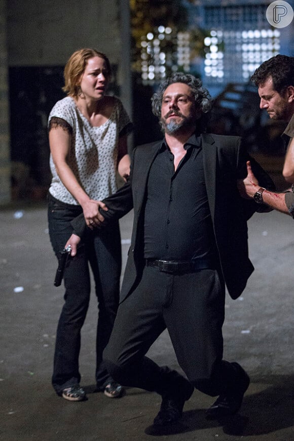 Cristina e Josué ajudam José Alfredo depois que José Pedro o atinge nas costas, na novela 'Império'