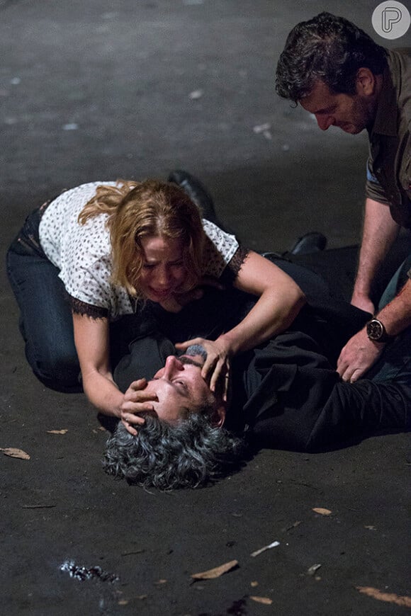 Desesperada, Cristina se debruça sobre o corpo do pai, na novela 'Império'