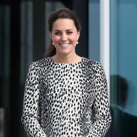 Kate Middleton exibe barriga de oito meses em trench coat da Hobbs de R$ 800